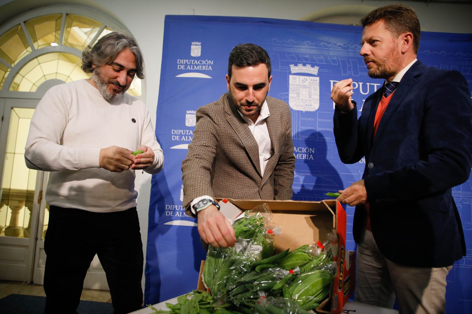 Las autoridades prueban los manjares que se enaltecerán en Dalías.