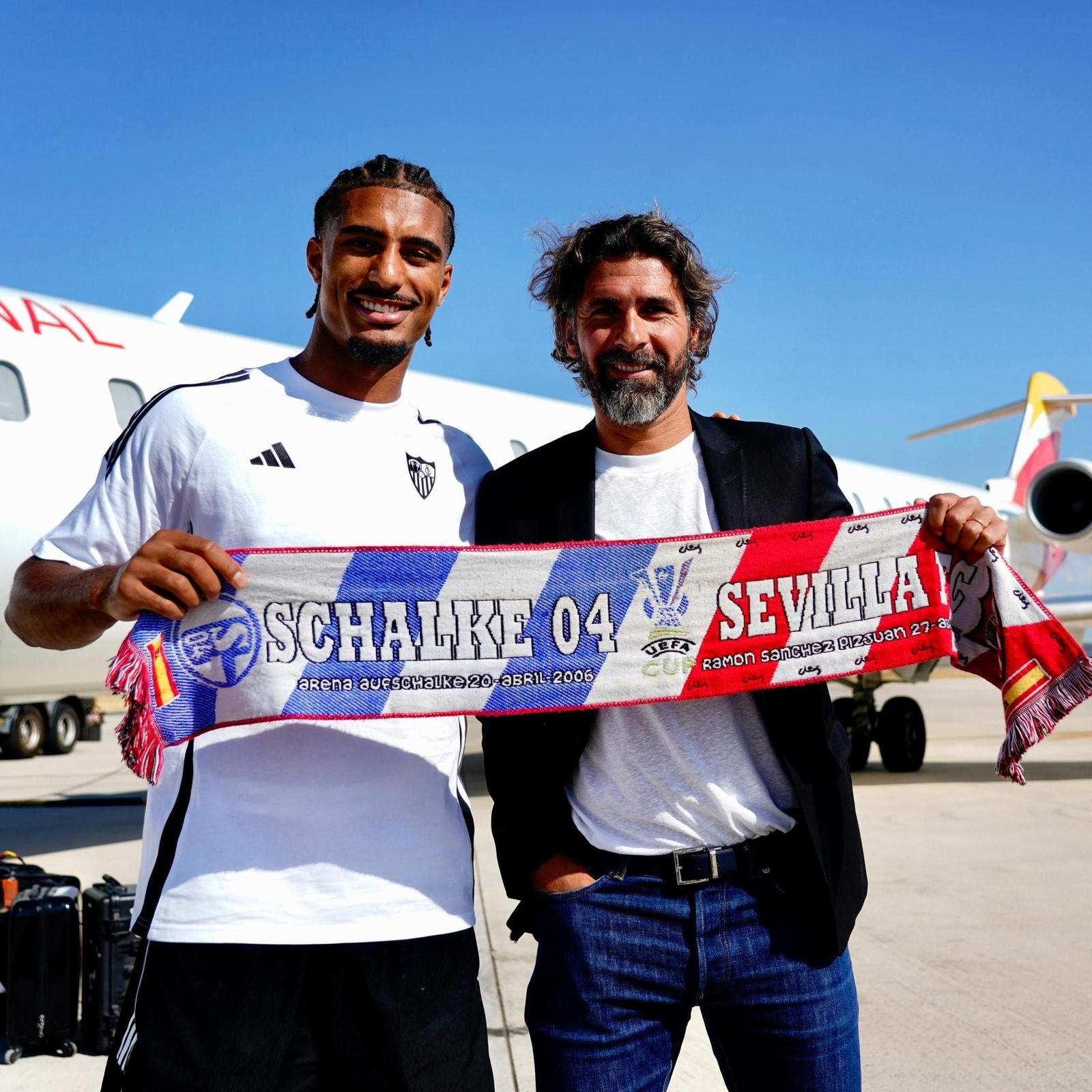 Badé, que posa con Escudé en Gelsenkirchen, podría volver a viajar a Renania, a Leverkusen ahora.