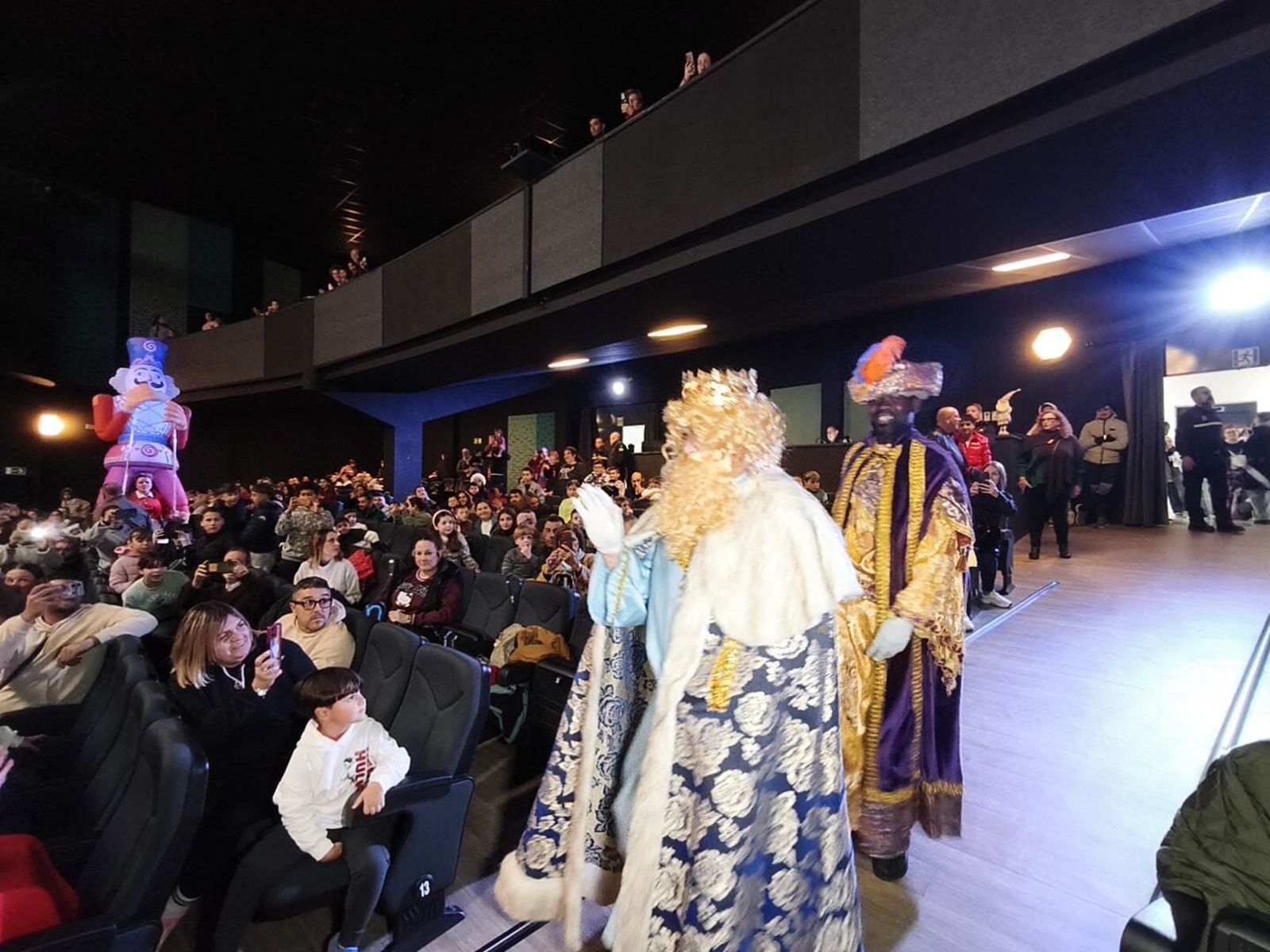 Adra recibe a Melchor, Gaspar y Baltasar en un Auditorio hasta la bandera, en imágenes