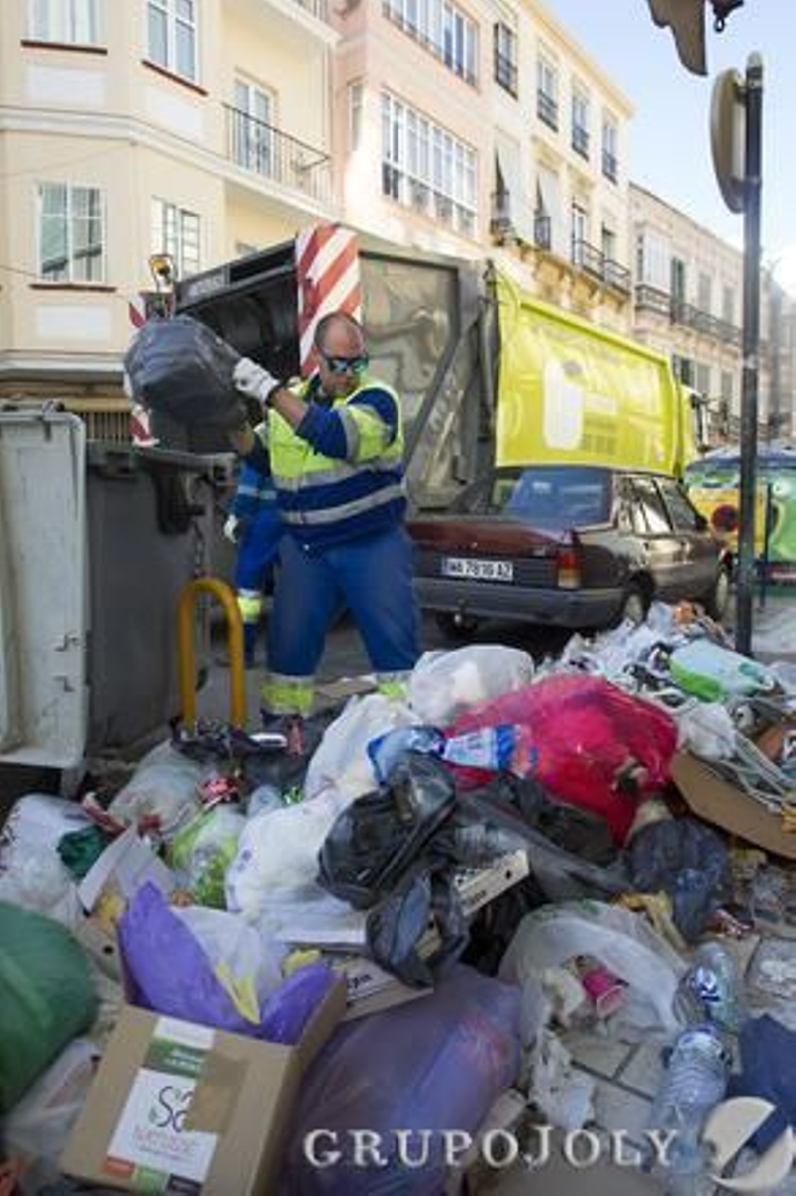 Un empleado recoge la basura.

Foto: Daniel Pérez