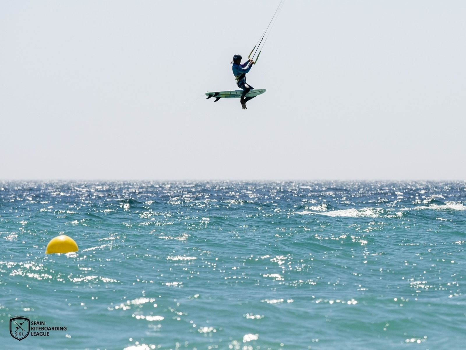 Un participante vuela con su cometa en Tarifa.