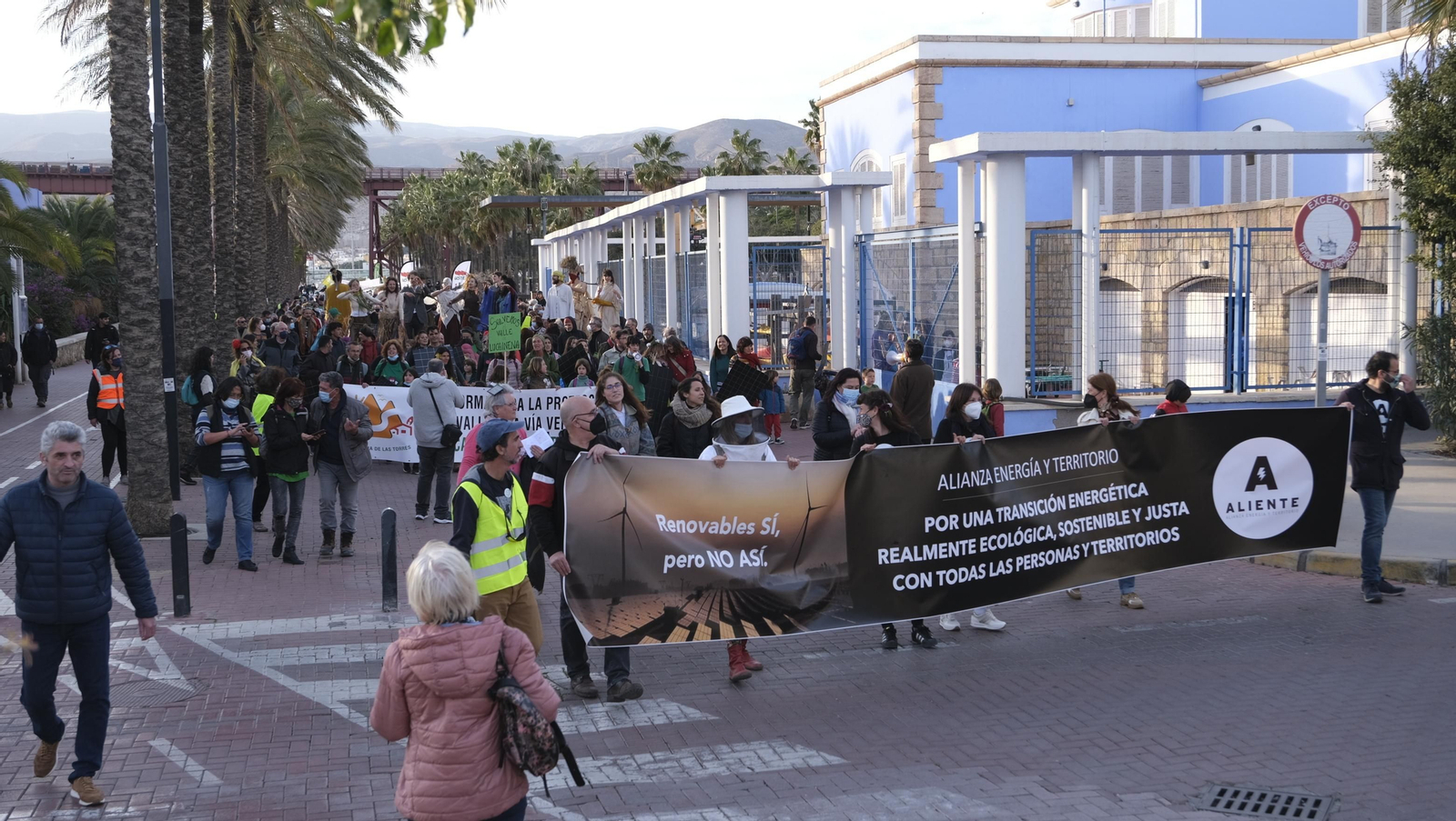 Fotogalería manifestación a favor de energías renovables ordenadas. Almería