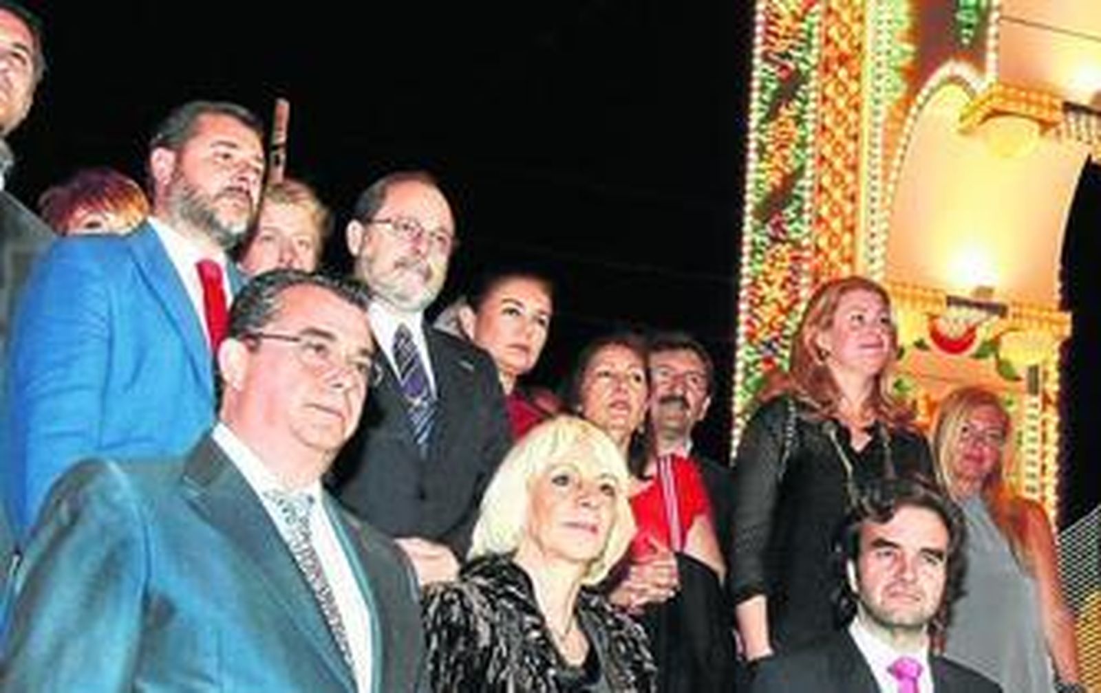 Una amplia representación política escolta el pasado miércoles la inauguración del alumbrado.