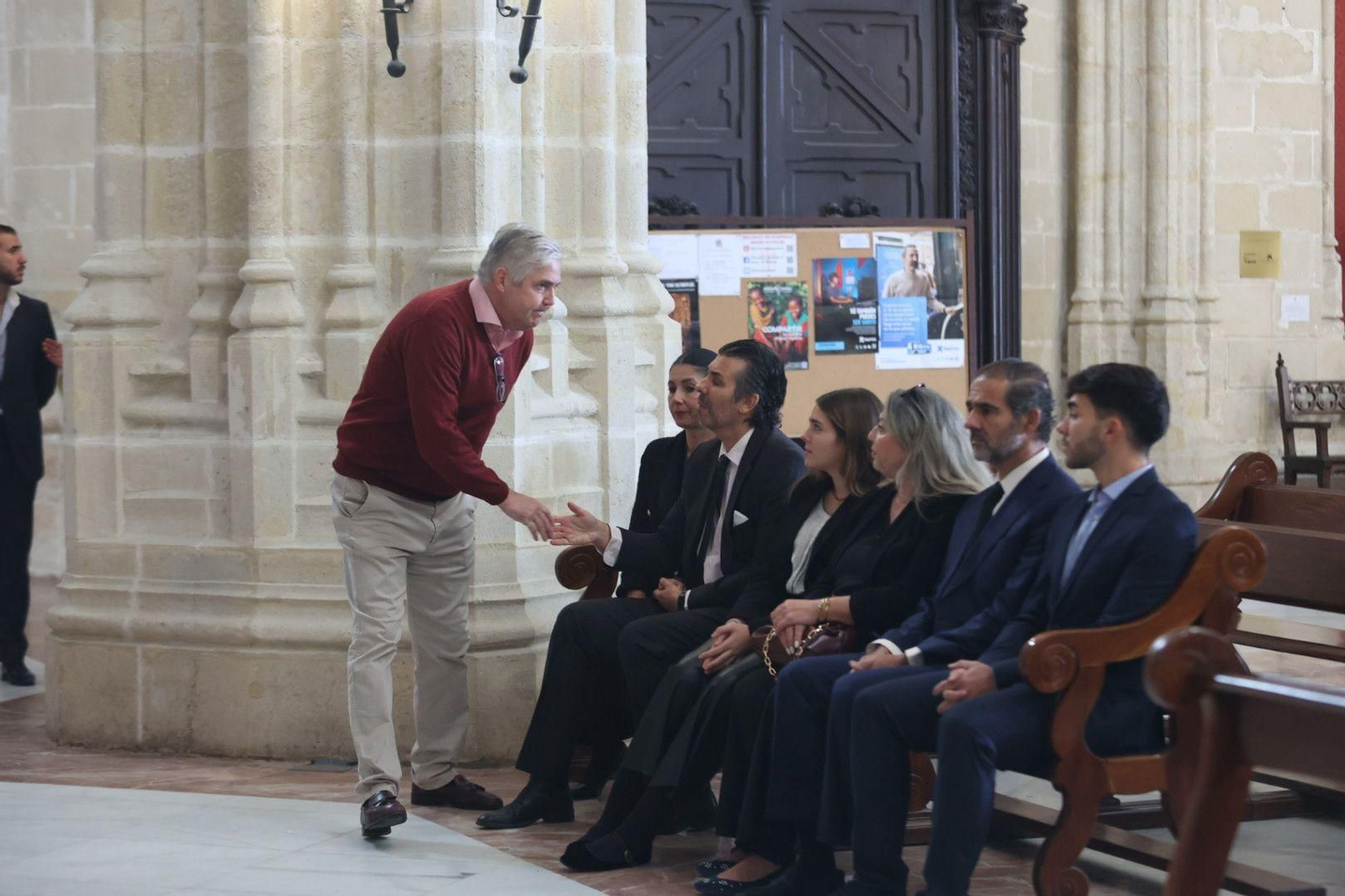 Así es la capilla ardiente de Rafael de Paula en Santiago: capote, montera y la bandera gitana