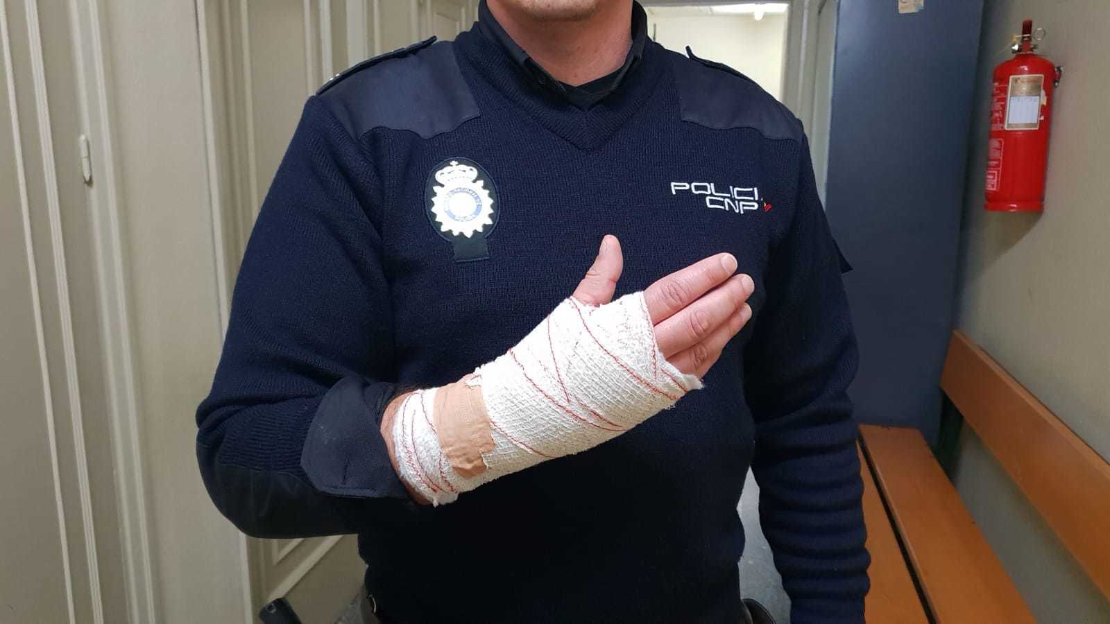 El agente que resultó herido en la muñeca, tras los primeros auxilios que recibió.