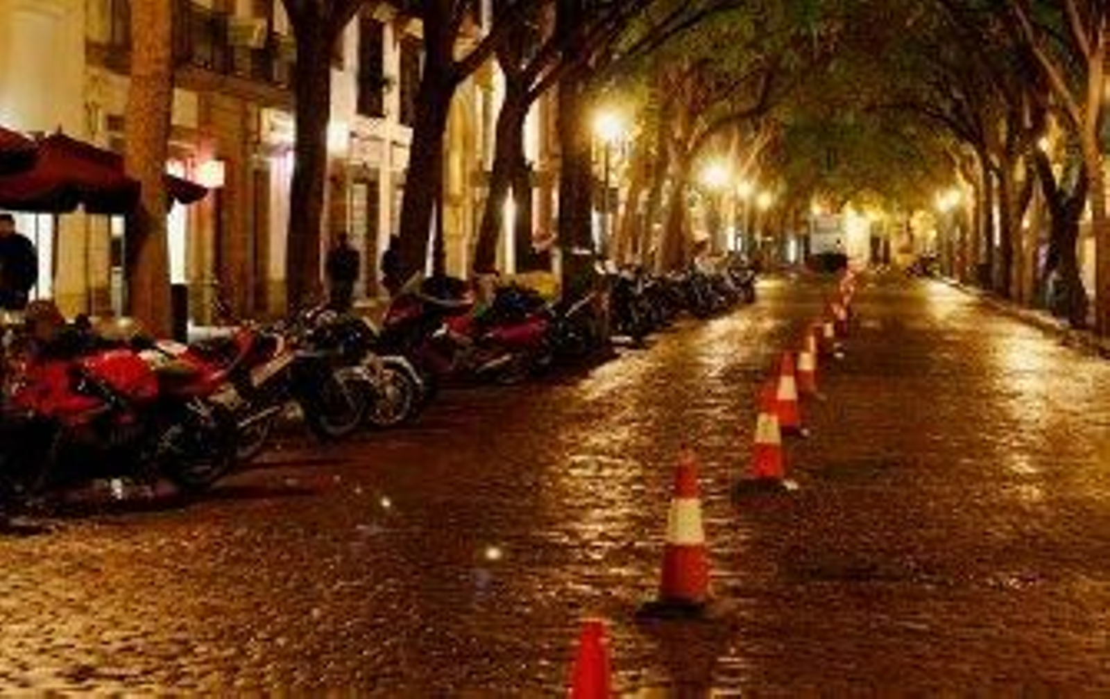 El agua merma la jornada grande de la fiesta motera