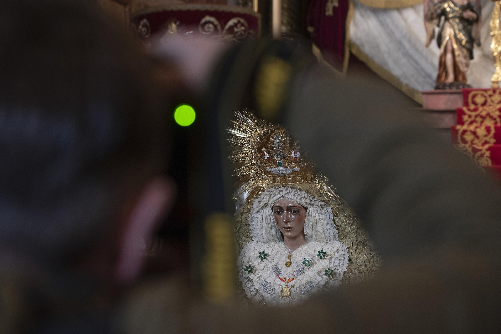 El besamanos de la Macarena, en imágenes