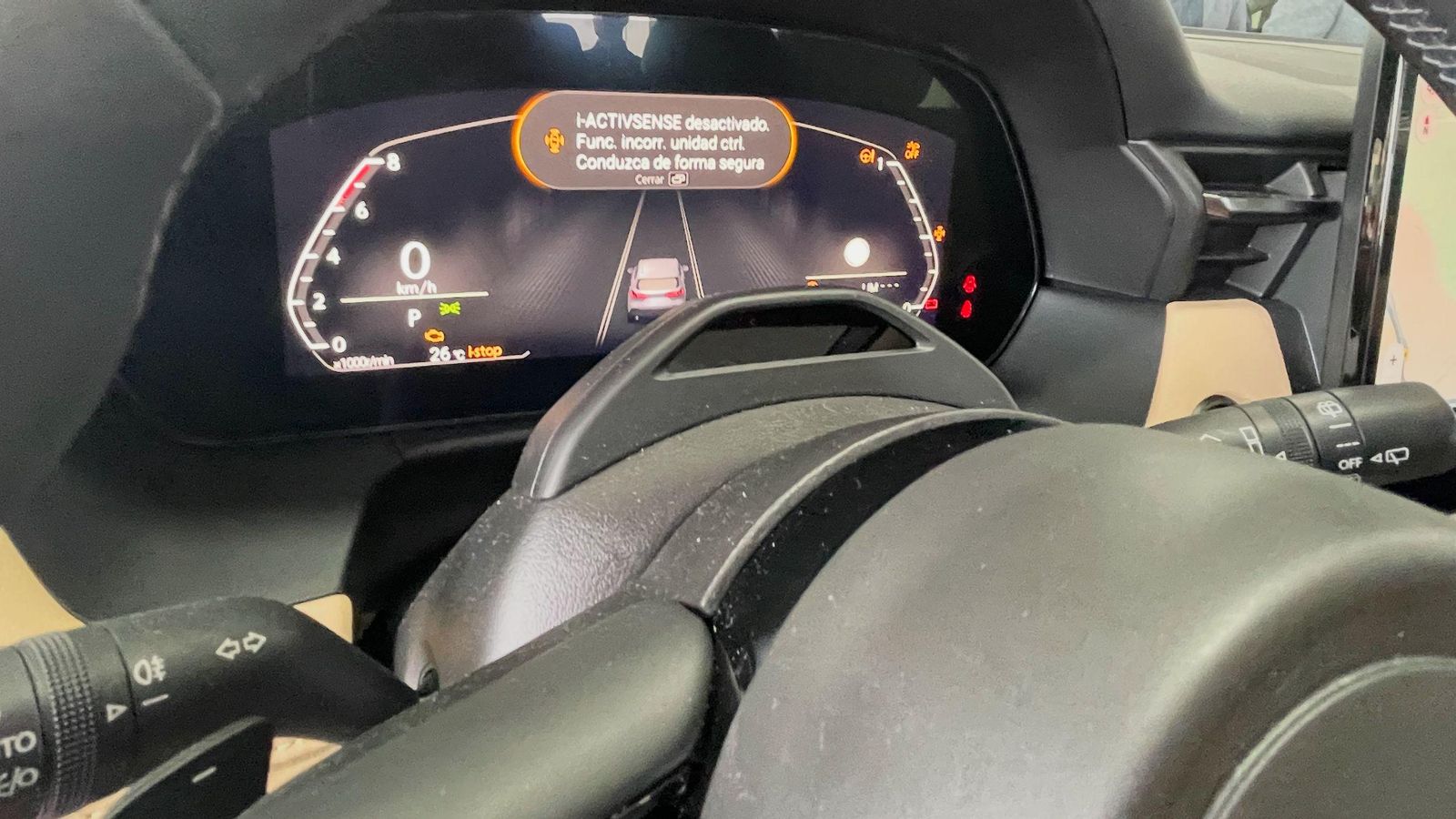 La instrumentación es en todas las versiones digital, con una pantalla de 10,25". Para el control de las marchas, además del pomo del cambio en este Mazda se dispone de levas en el volante.