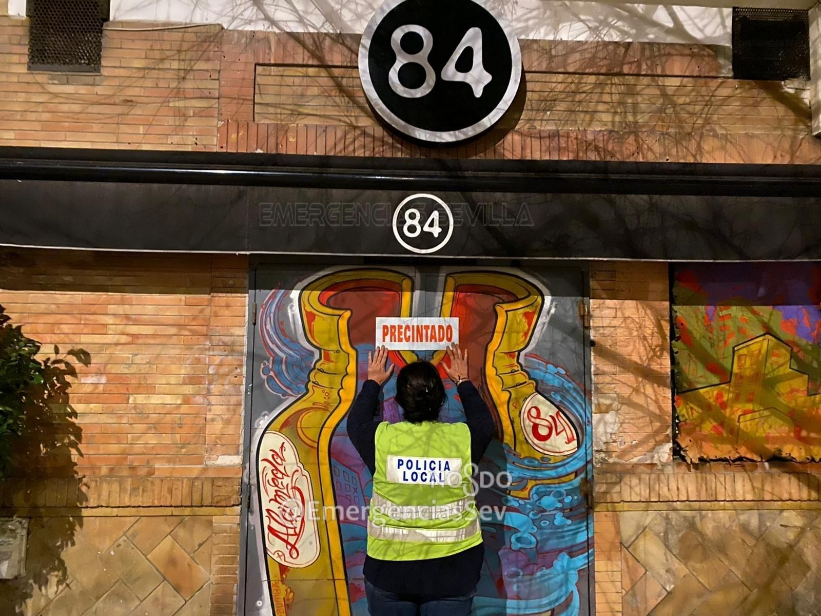 Una agente precinta el negocio Alameda 84.