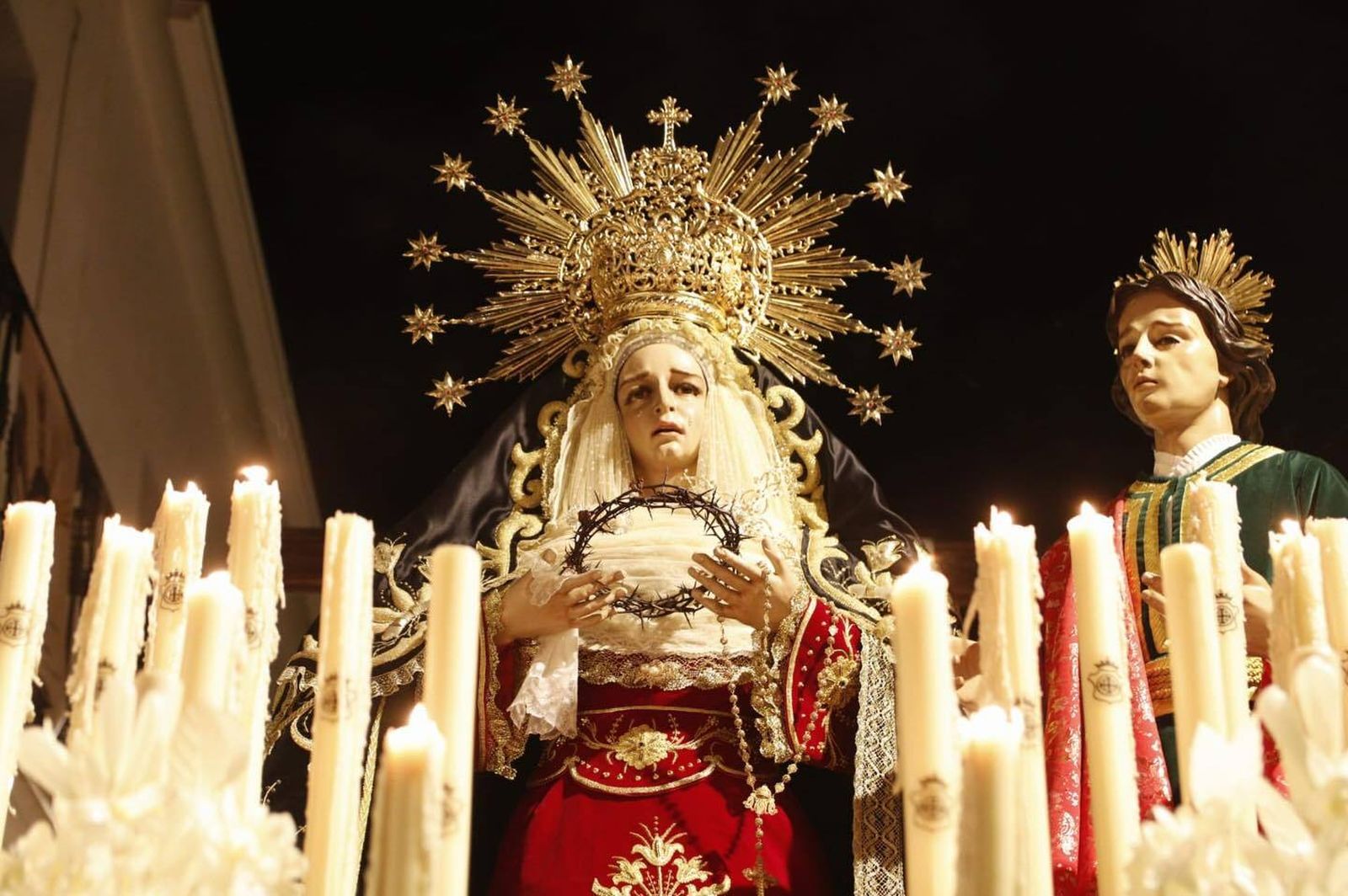 Viernes Santo en Hinojosa: Silencio ante el santo Sepulcro