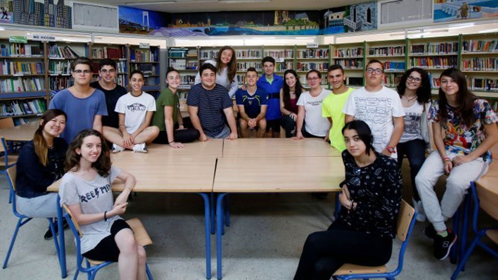 Los alumnos del IES La Caleta ganadores del concurso de la ONCE junto a su profesora, Celia Izquierdo, en la biblioteca del centro.