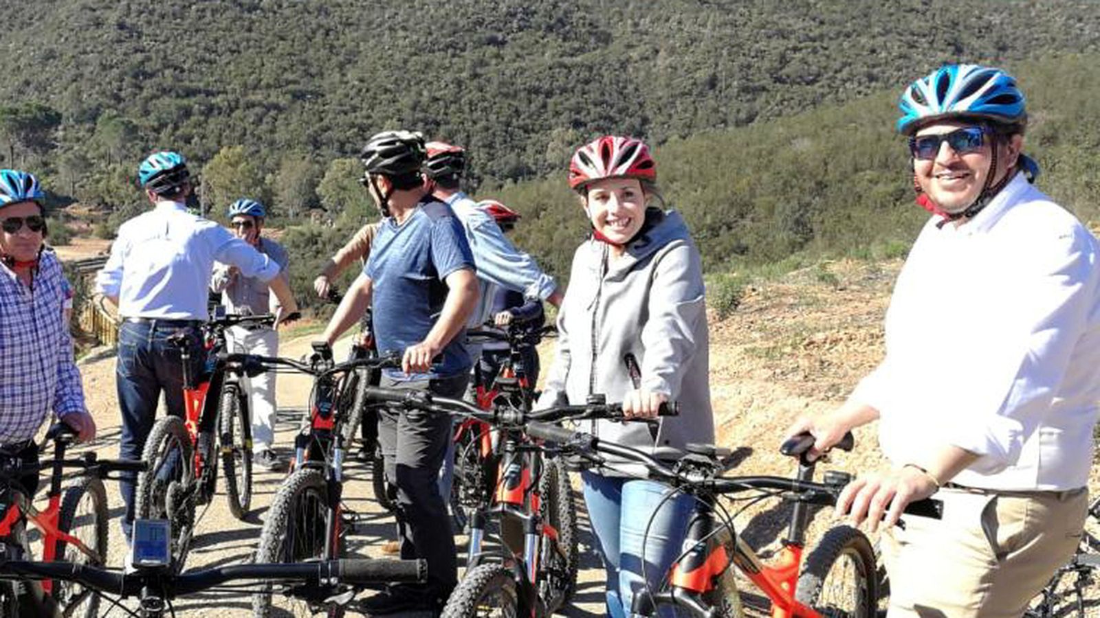 Ciclistas junto a la ruta del Tinto.