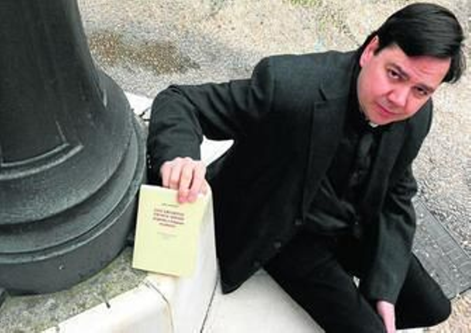 El poeta cordobés José Luis Rey, con su nuevo libro. El poeta cordobés José Luis Rey, con su nuevo libro.