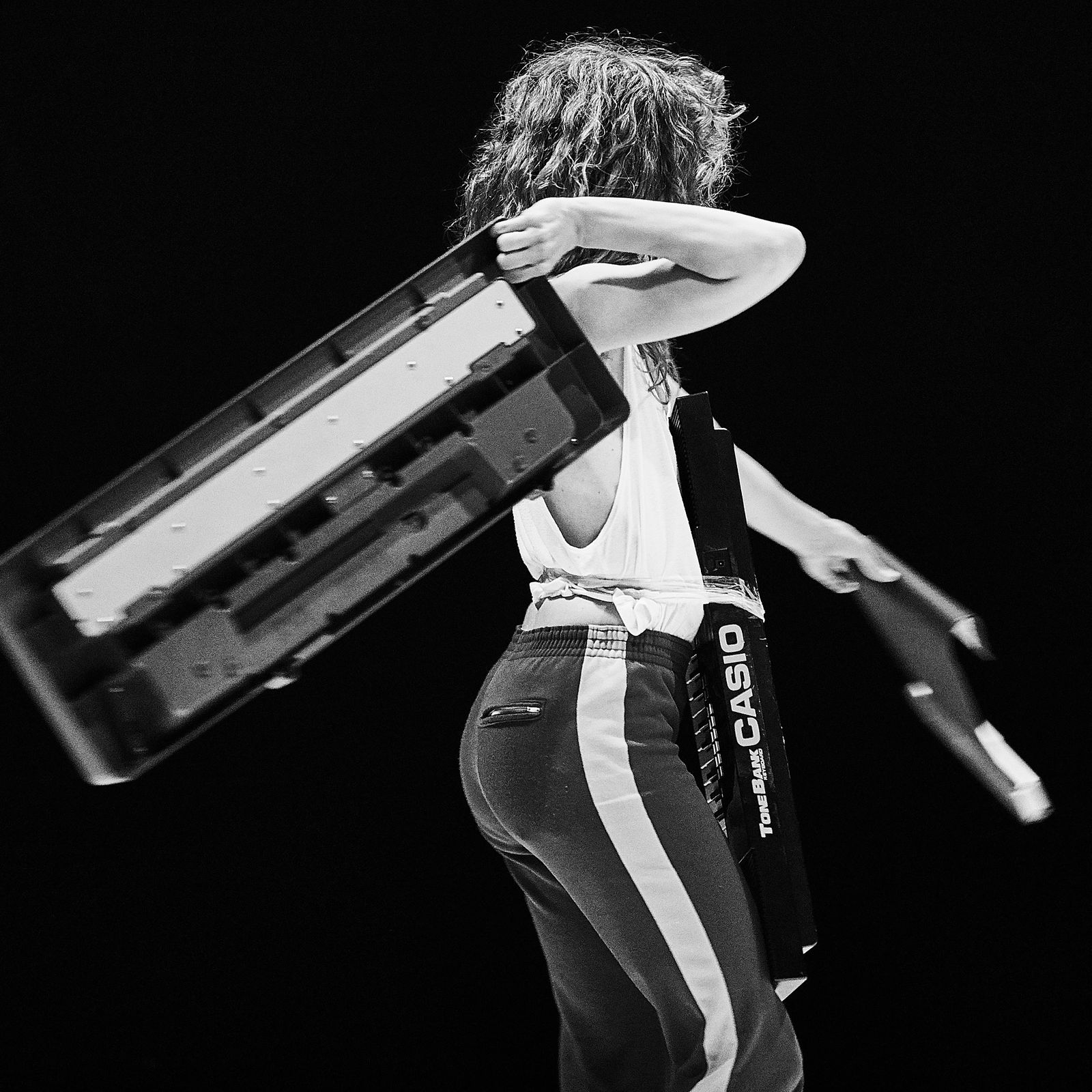 Una imagen de ensayo de 'Carne de canción' de la granadina Laila Tafur.