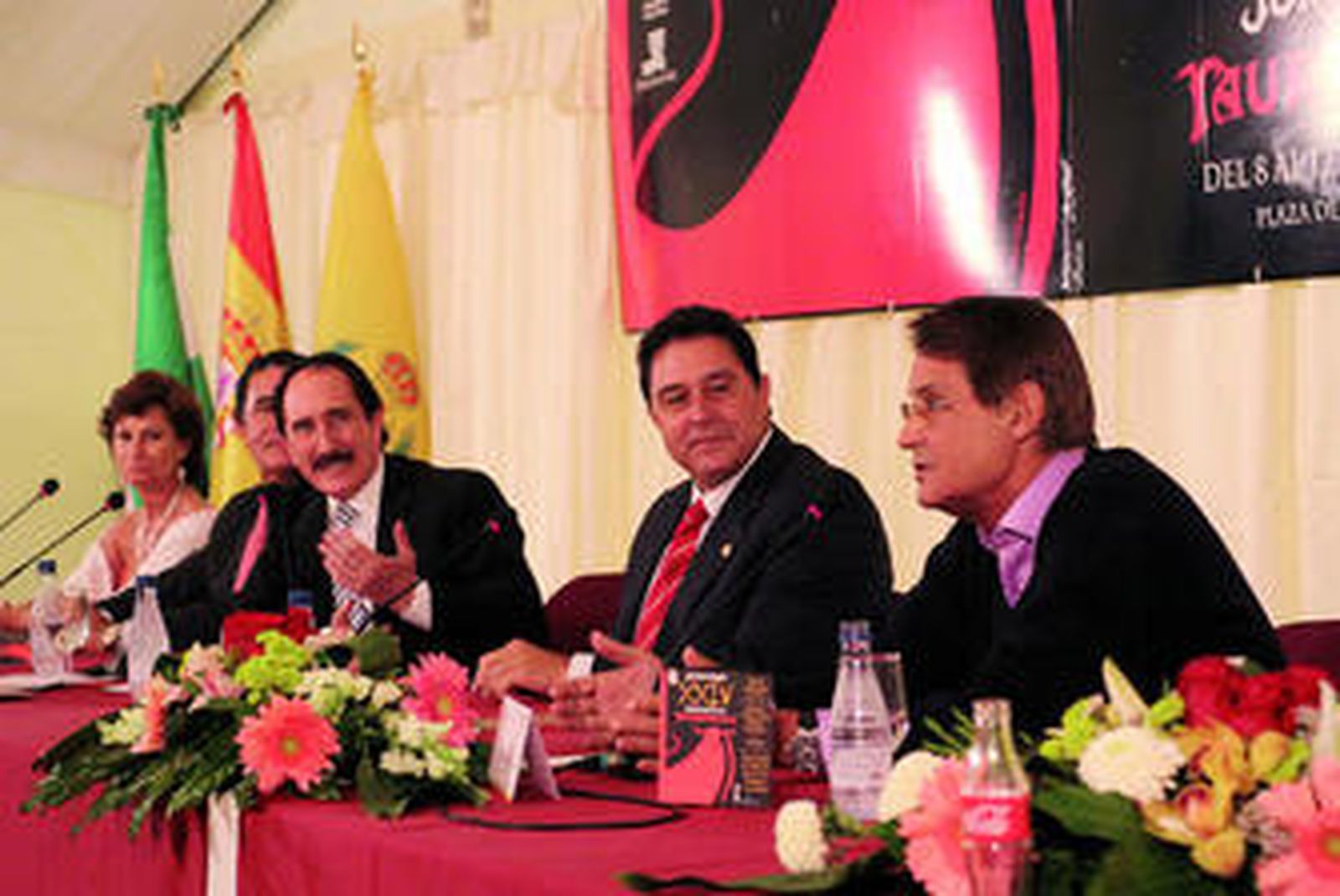 Un momento de la tertulia de ayer en la que participaron Manuel Molés, en el centro, junto a los hermanos Campuzano y el compositor Felipe Campuzano, a la izquierda.