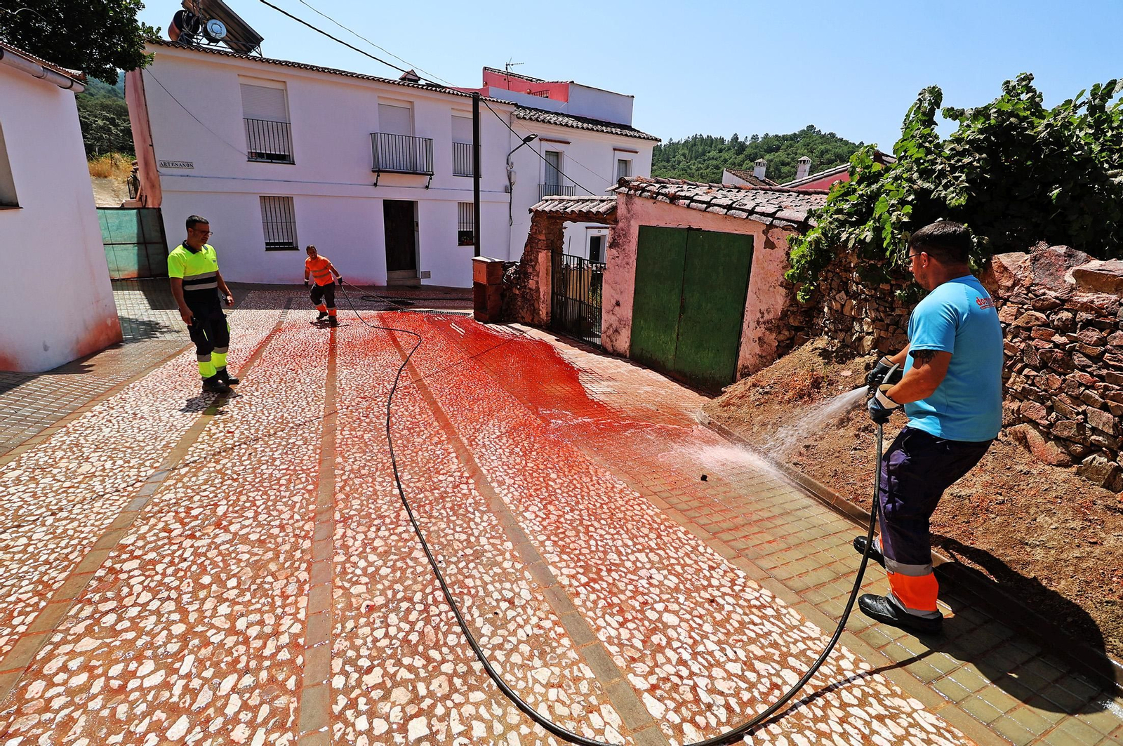 Imágenes de los vecinos de Los Romeros ya en sus casas tras el incendio