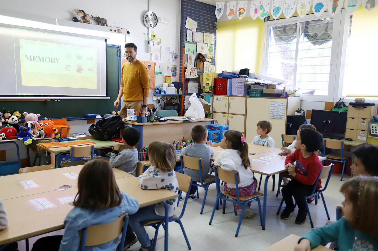 Imágenes de los alumnos de infantil de El Puntal haciendo de periodistas