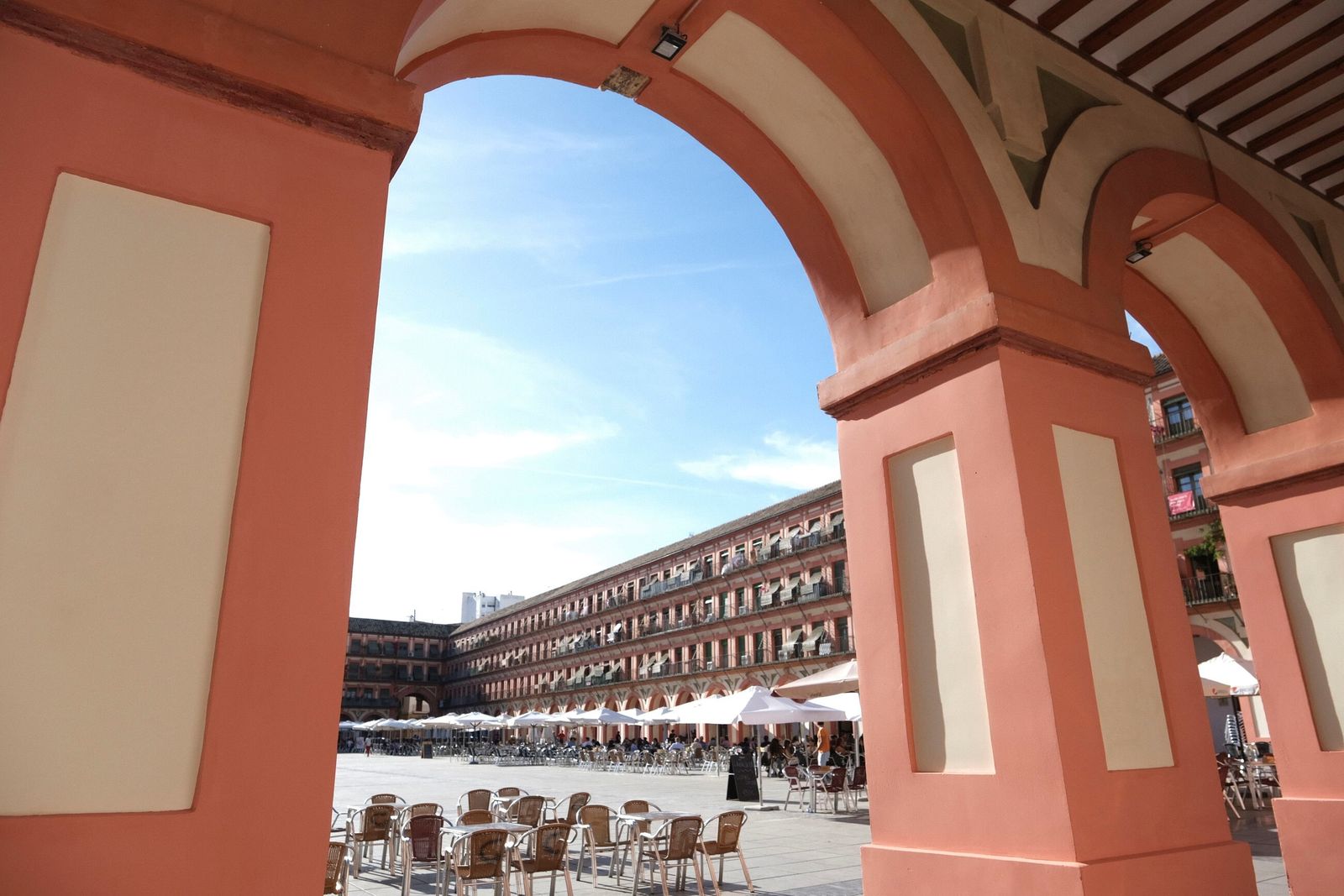 La plaza de la Corredera de Córdoba vuelve a lucir libre de pintadas, en imágenes