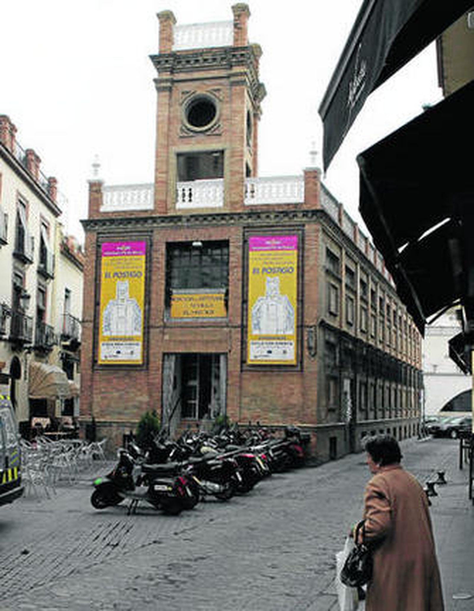 Puerta de acceso al Mercado de Artesanía del Postigo, en la calle Arfe.
