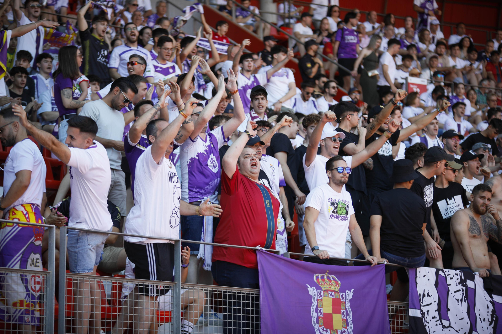 La afición lagarta tiñe de blanco y morado el Power Horse Stadium, en imágenes La afición lagarta tiñe de blanco y morado el Power Horse Stadium, en imágenes