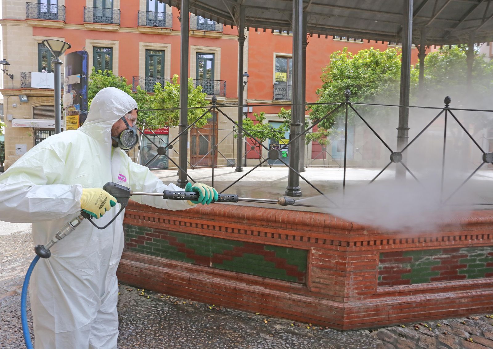 Un operario de la limpieza viaria en la alameda del Banco, durante el periodo de confinamiento por el coronavirus.