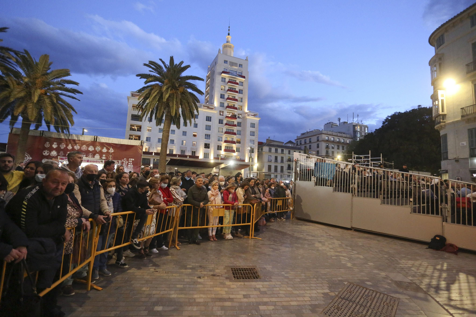 Público tras las vallas y junto a la tribuna de la calle Larios en esta pasada Semana Santa. Público tras las vallas y junto a la tribuna de la calle Larios en esta pasada Semana Santa.