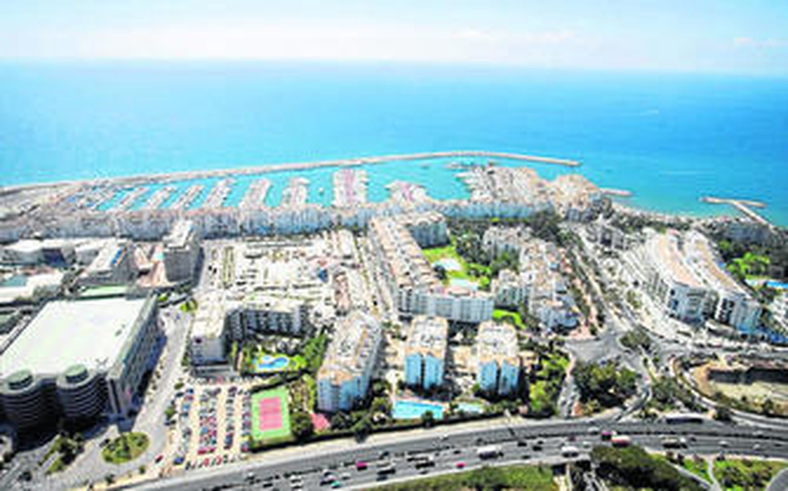 Vista aérea de Marbella, con Puerto Banús al fondo.