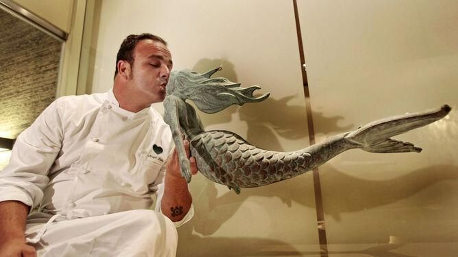 Ángel León en una simpática imagen durante la inauguración de un congreso alimentario. Ángel León en una simpática imagen durante la inauguración de un congreso alimentario.