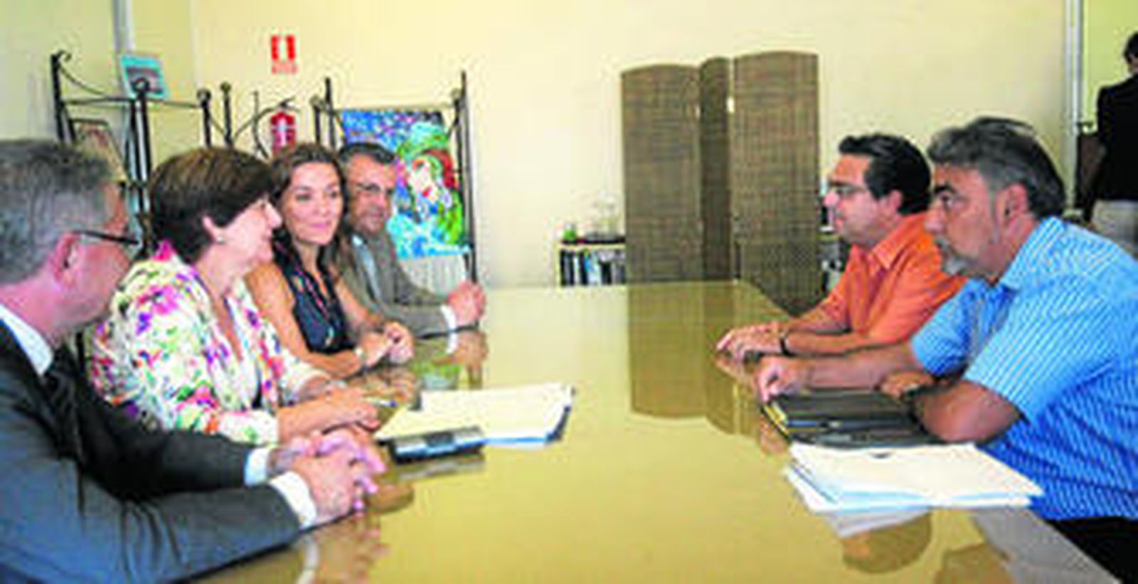 La consejera, junto a la alcaldesa, durante la reunión mantenida ayer en el Ayuntamiento.