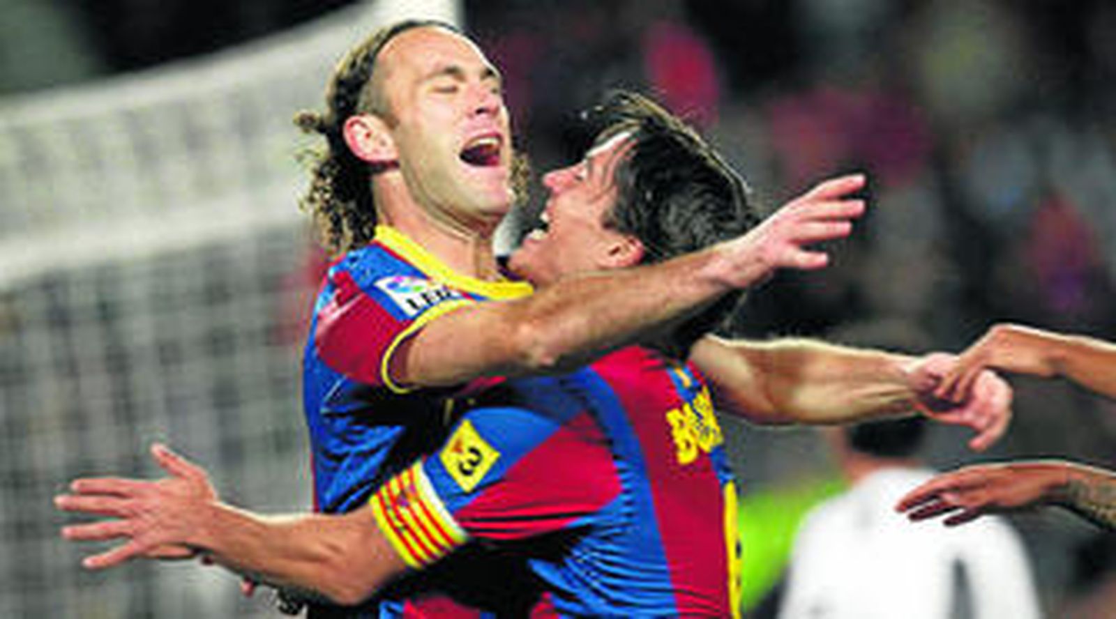 Milito, celebrando un gol con Bojan, ya tiene el alta médica y podría ser titular ante el Levante.