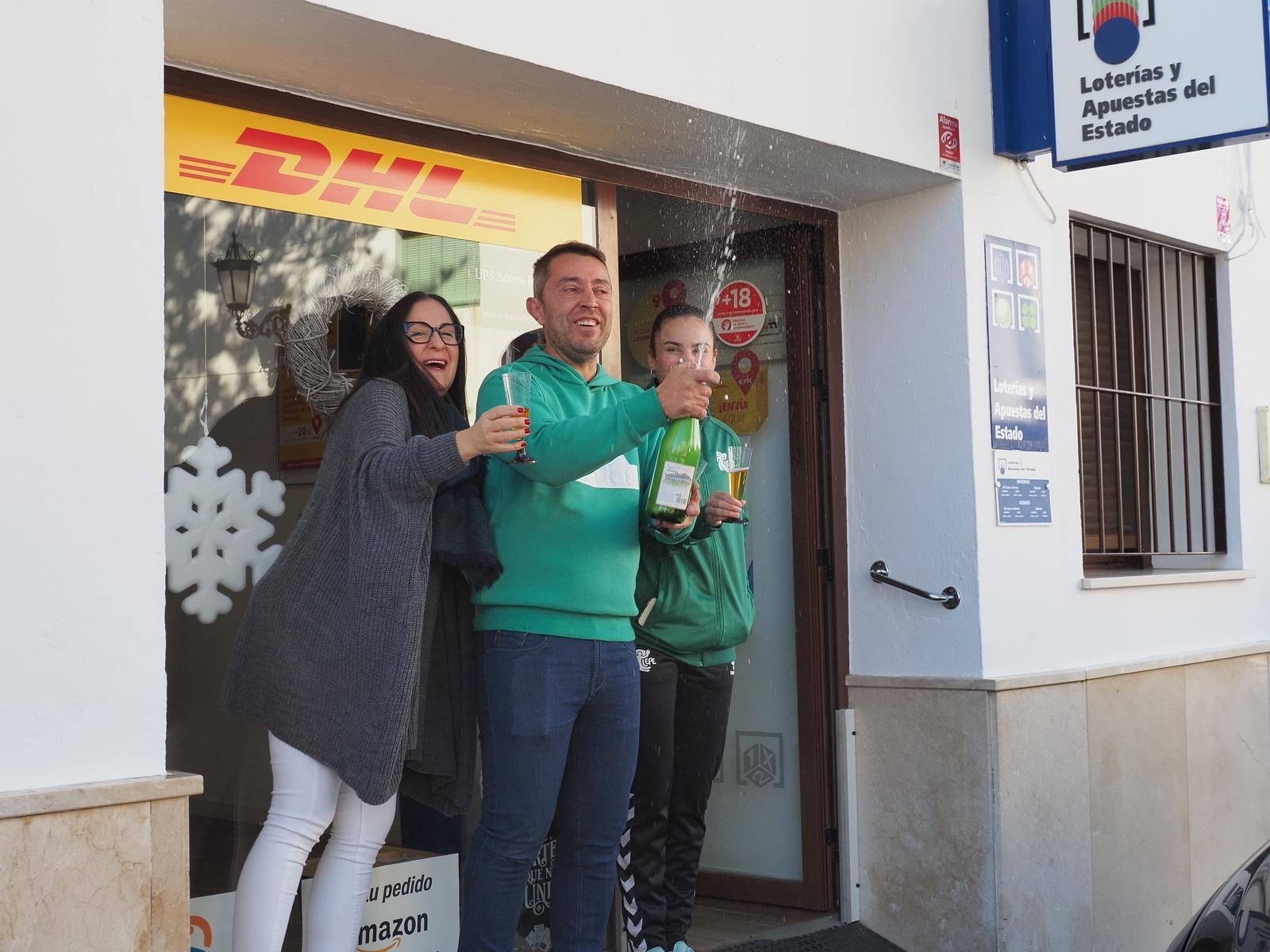 La administración de loterías lepera celebra el décimo premiado con El Gordo.