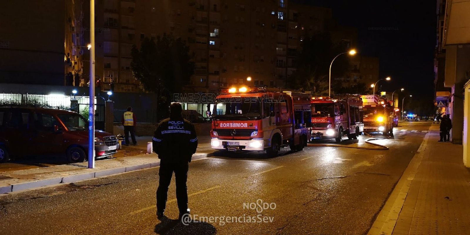 Bomberos en la calle Carlos Marx