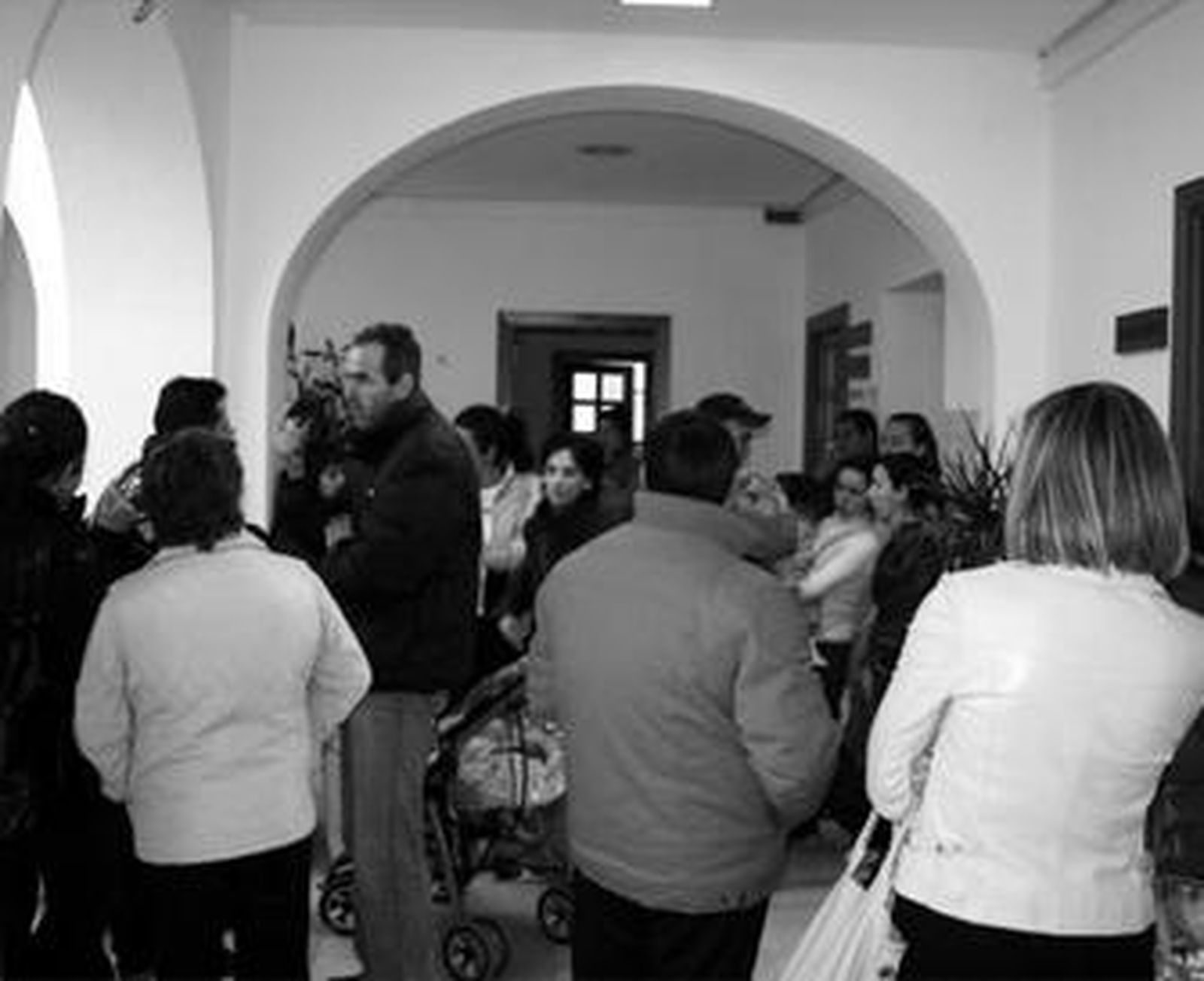 Los vecinos de Tarifa reclaman una vivienda en el Consistorio tarifeño, ayer.