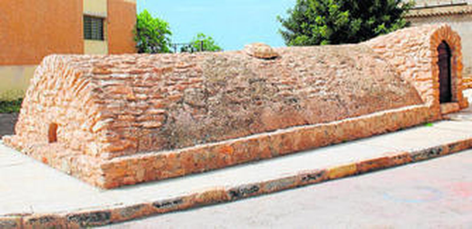 Alcalde y concejales durante la puesta en valor de la ruta, en mayo.