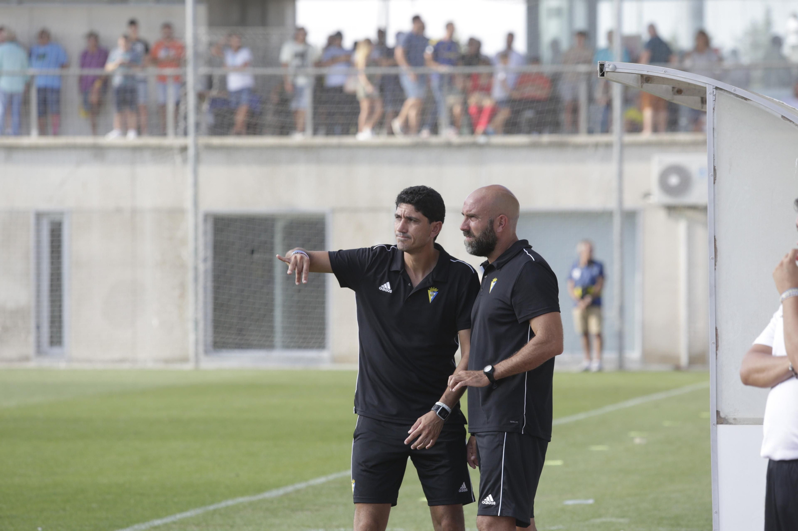 Juanma Pavón, técnico del Cádiz B, conversa con Raúl López.