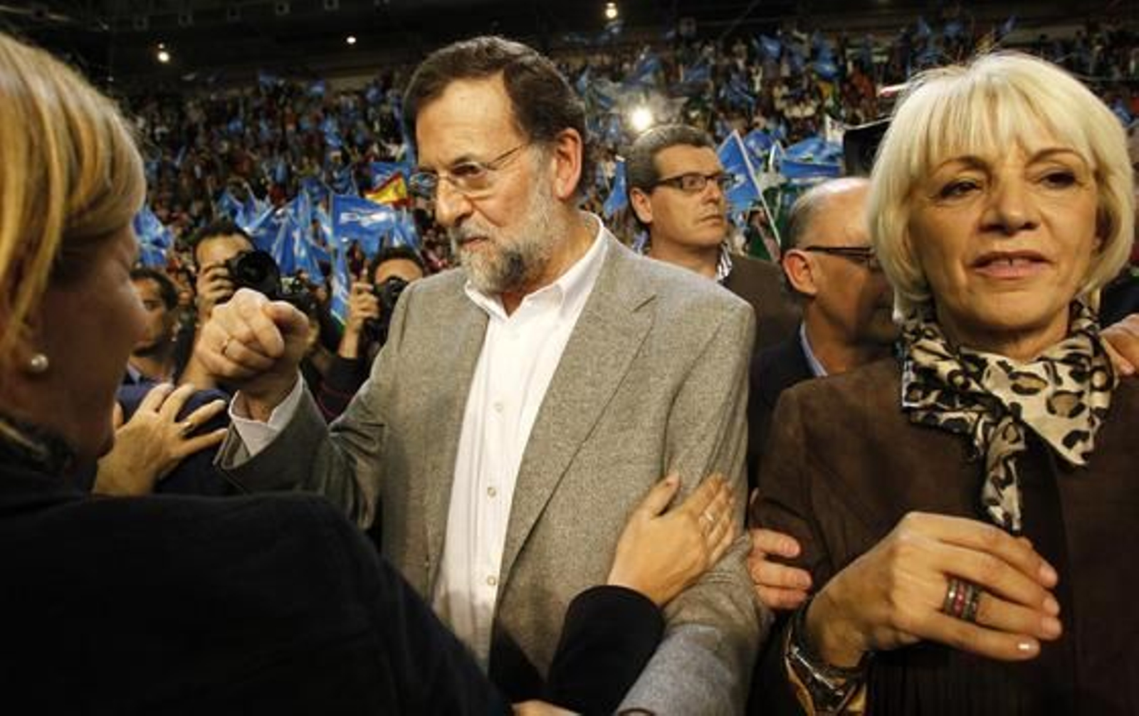Mariano Rajoy ofrece un mitin en el palacio de deportes de Sevilla, con la presencia de Javier Arenas, Juan ignacio Zoido y Cristobal Montoro, entre otros miembros del Partido Popular.

Foto: El mitin del Partido Popular en Sevilla, en im?nes