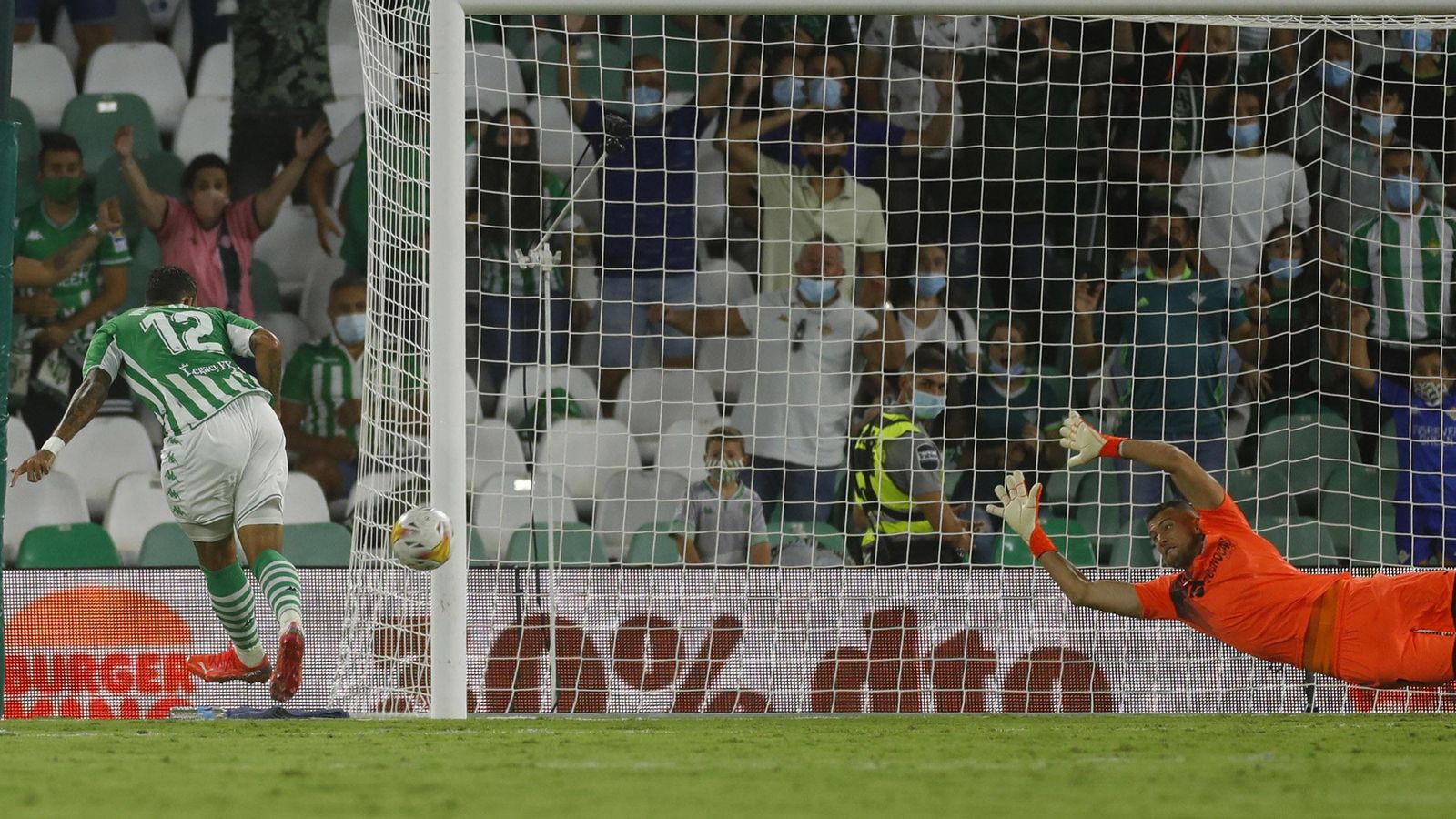 Willian José, oportunista, para hacer el 2-0 con la zurda.