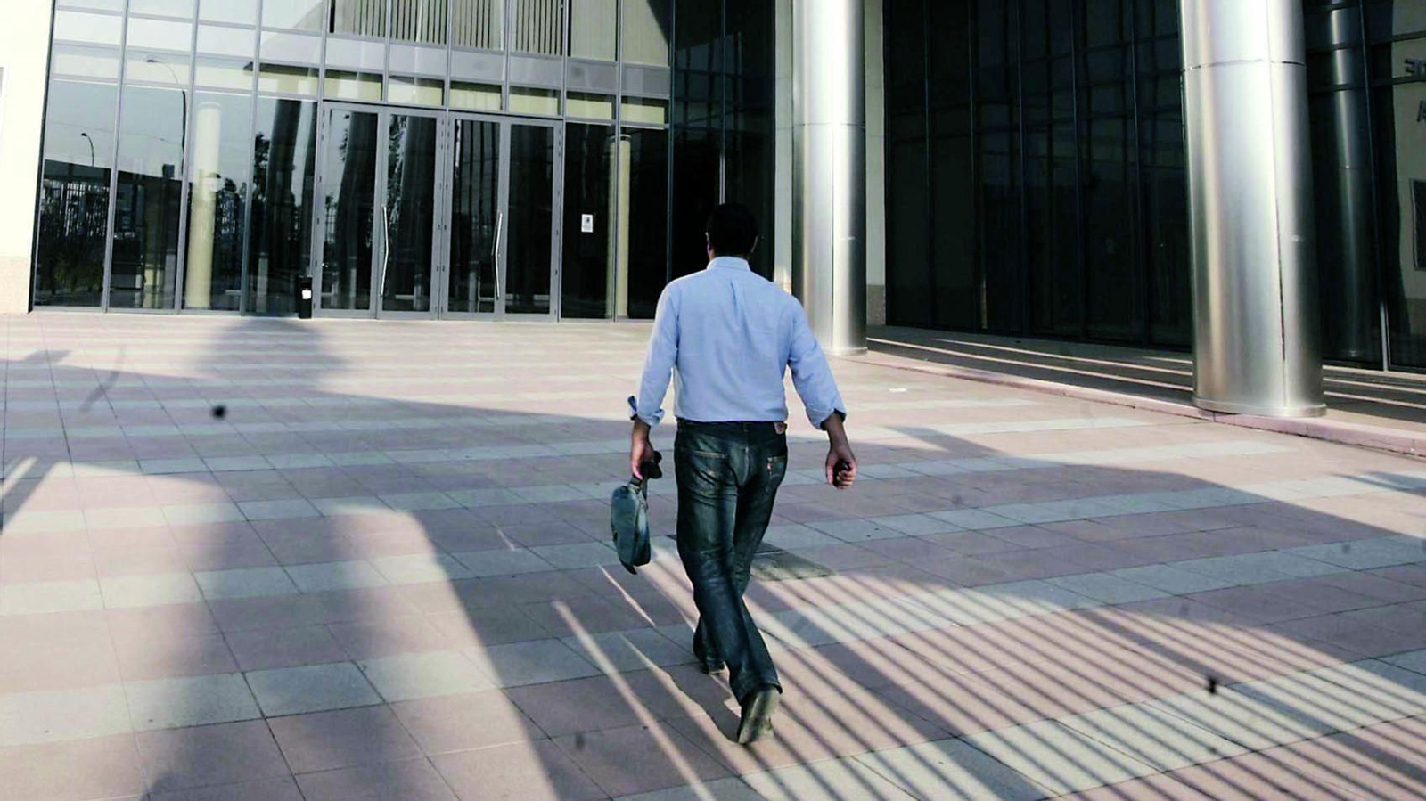 Una persona accede al Parque Joyero de Córdoba.