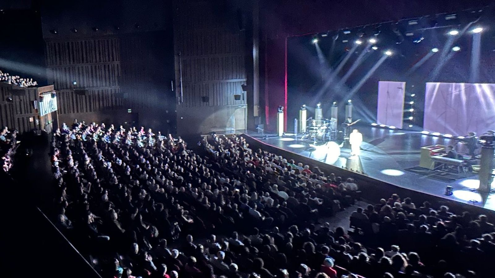 El Cartuja Center CITE se llenó para ver a Luz Casal
