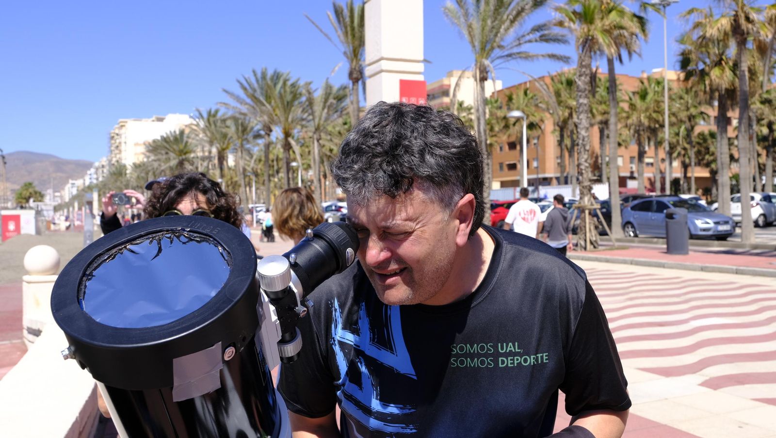 Almería observa el eclipse solar desde el Paseo Marítimo, en imágenes