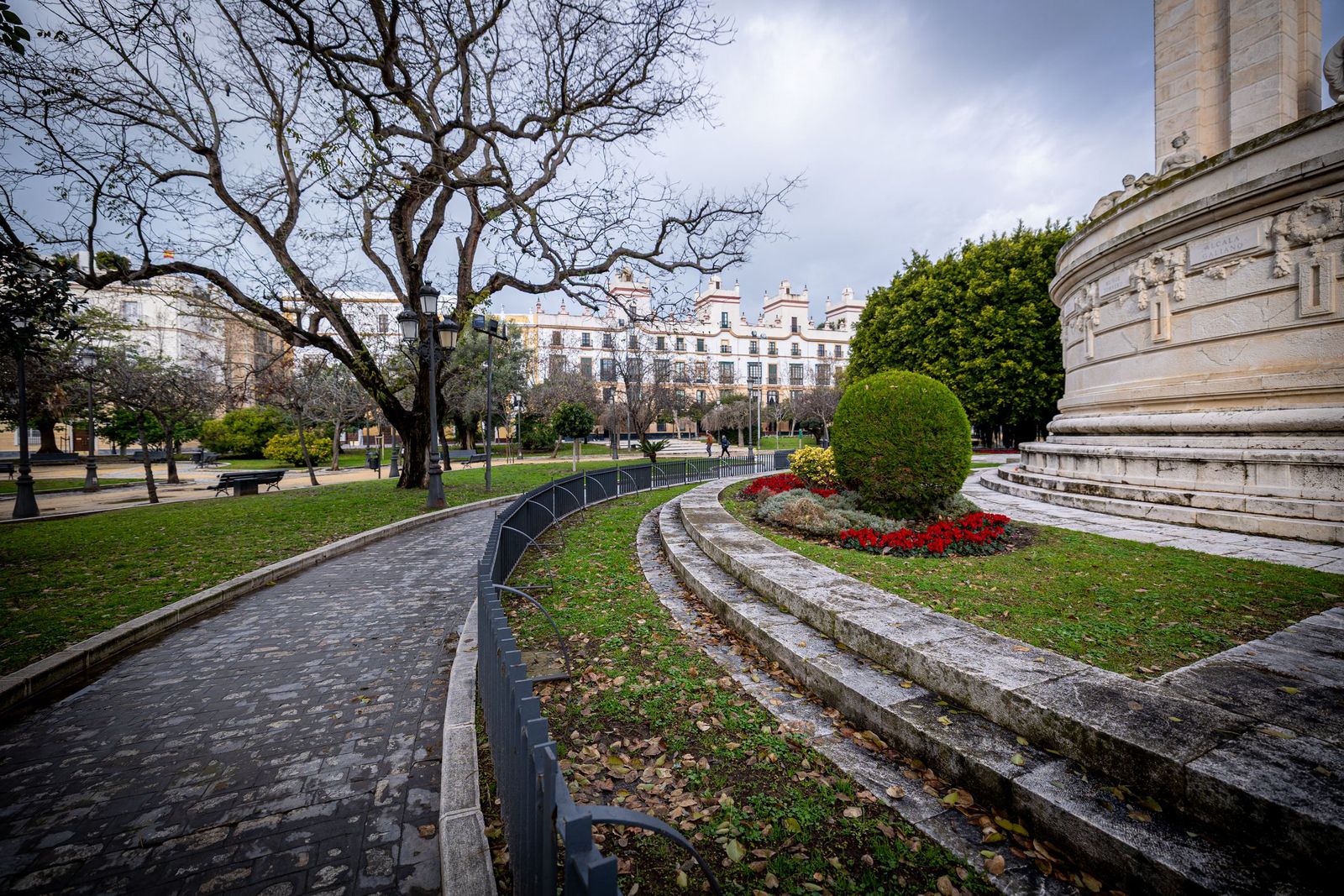 Las imágenes del mal estado de la Plaza de España en Cádiz