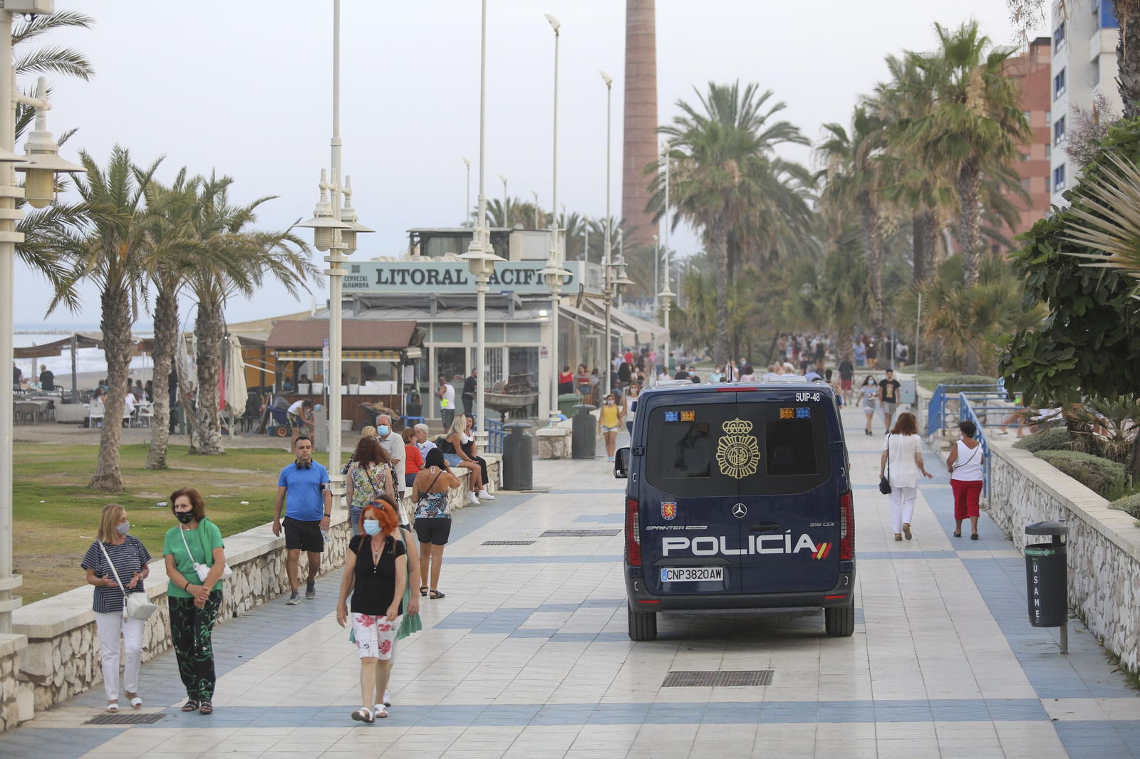 Solitaria noche de San Juan en las playas de Málaga, en fotos