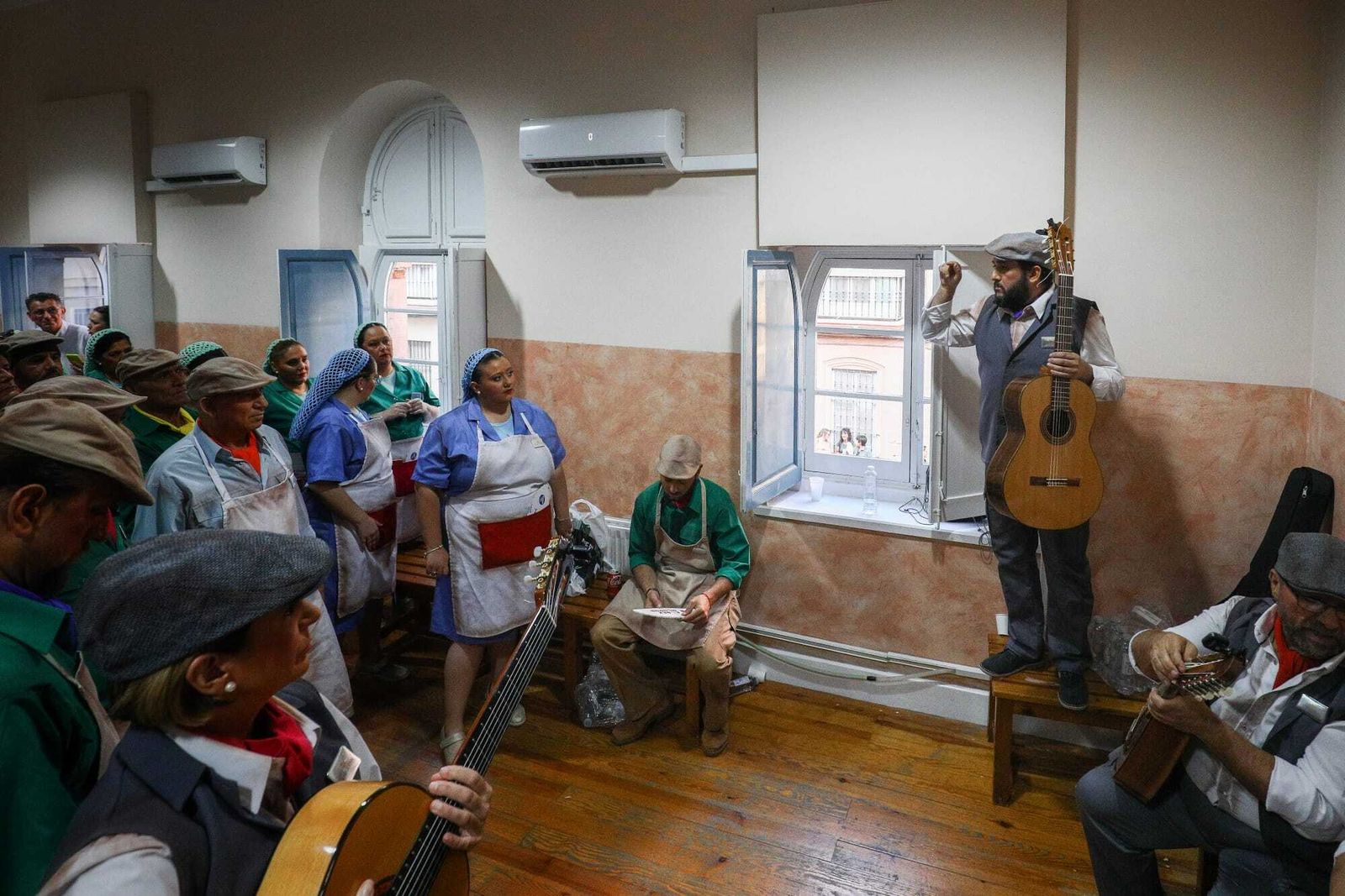 Cardoso da las últimas indicaciones al grupo en camerinos.