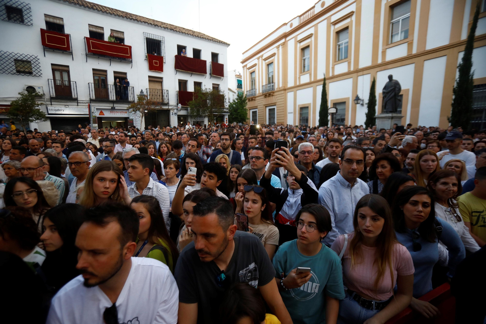 Lunes Santo en Córdoba: la procesión del Vía Crucis, en imágenes