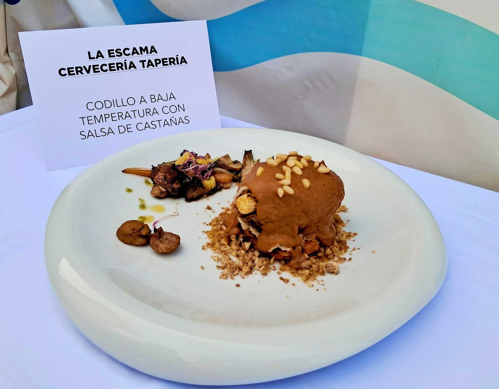 La Escama Cervecería Tapería / Tapa: Codillo a baja temperatura con salsa de castañas