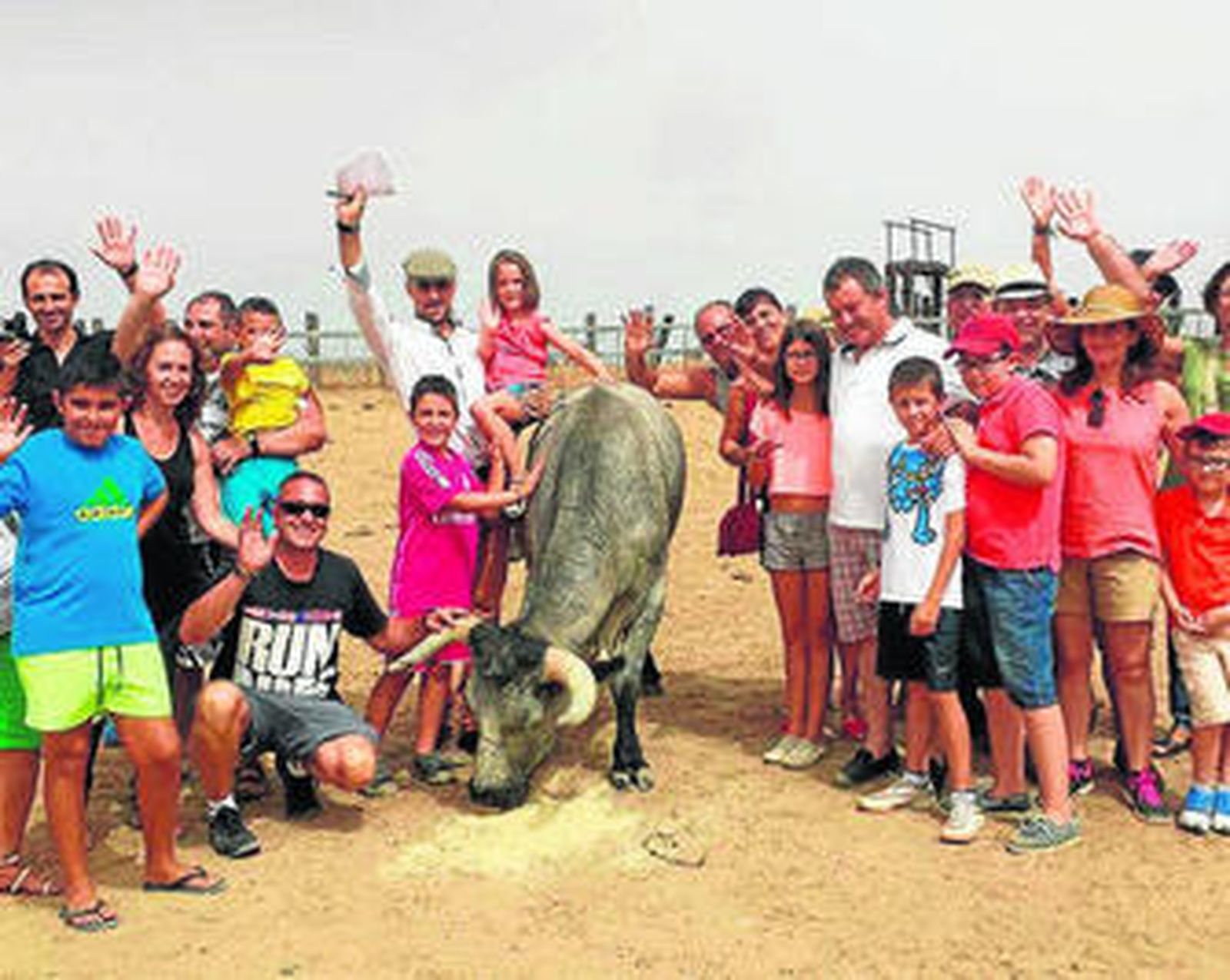 Un grupo de visitantes junto al toro bravo 'Chiquero', en la finca de la ganadería.