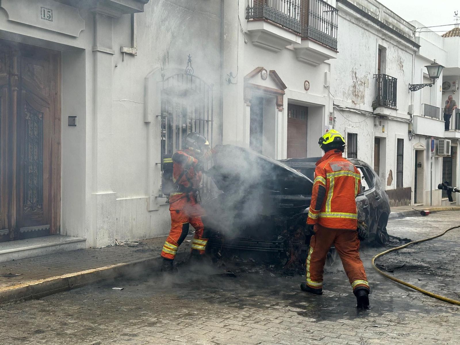 Alarma vecinal en Cartaya por el incendio de un coche: así han sofocado las llamas Policía Local, Guardia Civil y Bomberos