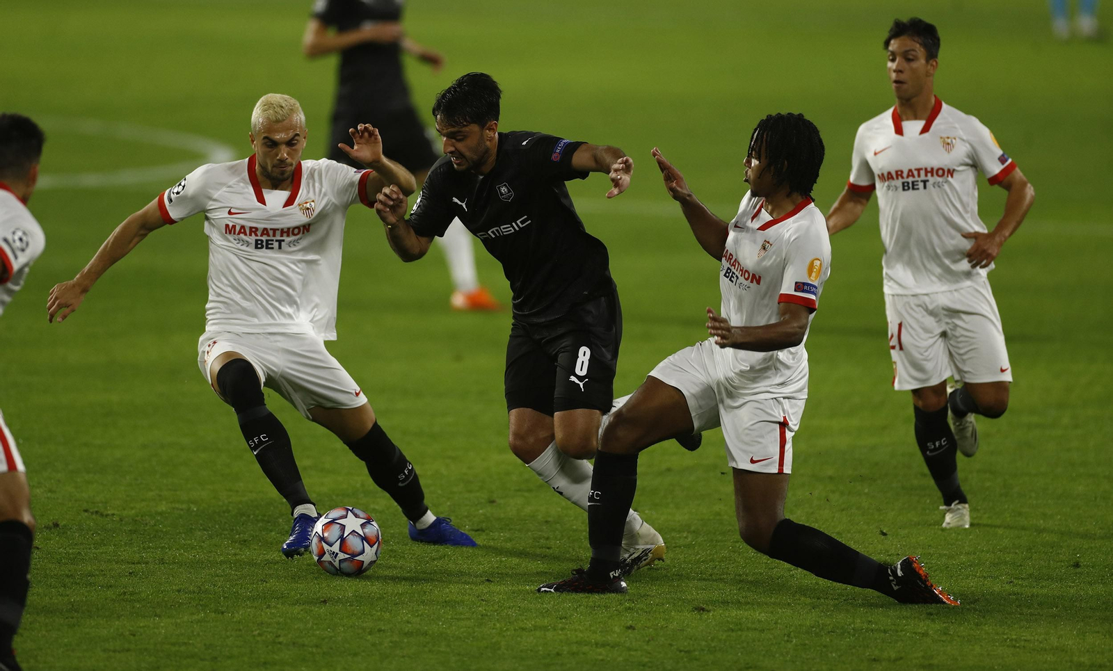 Joan Jordán y Koundé presionan a Grenier.