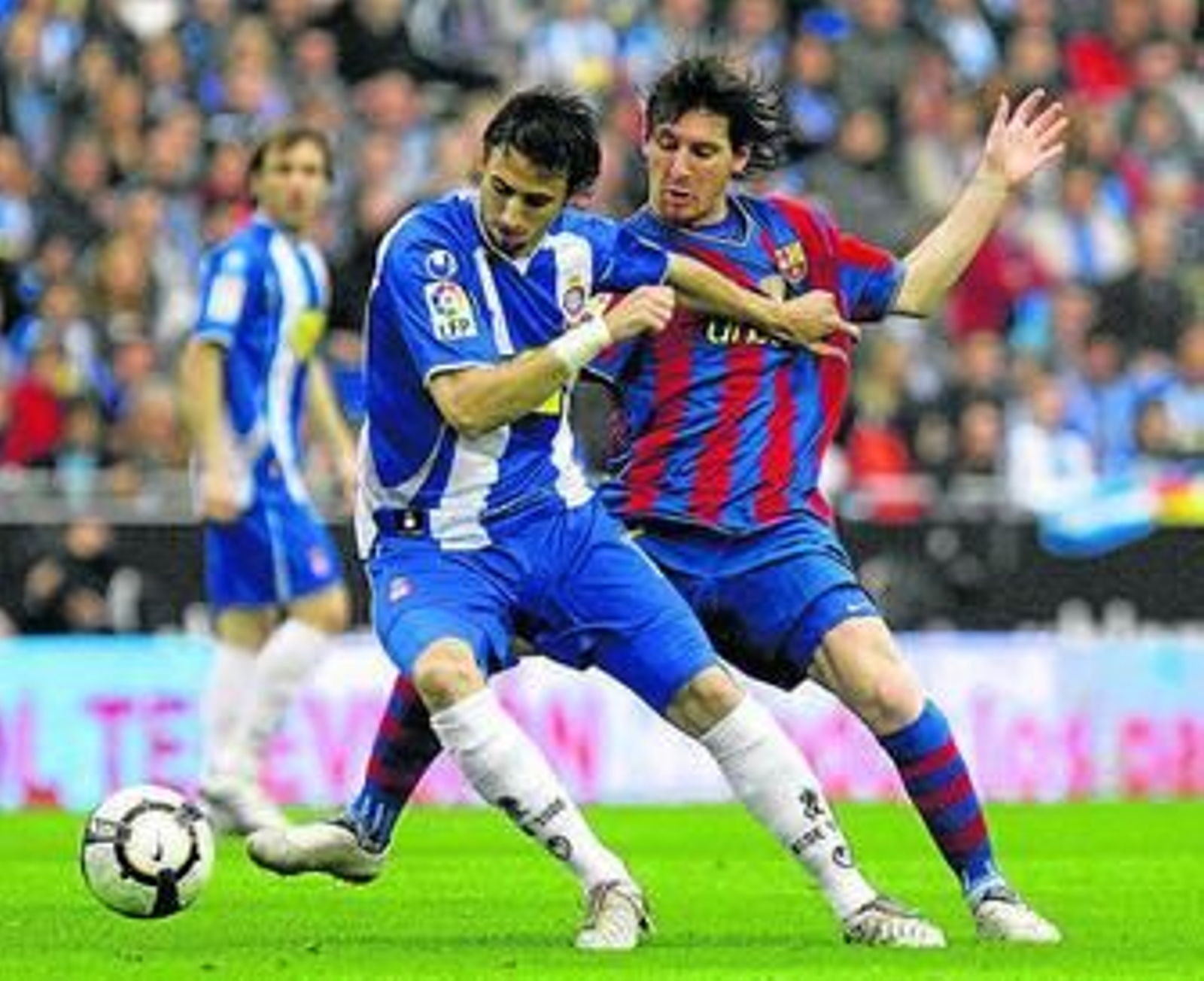 Pareja se interpone entre el Messi y el balón.