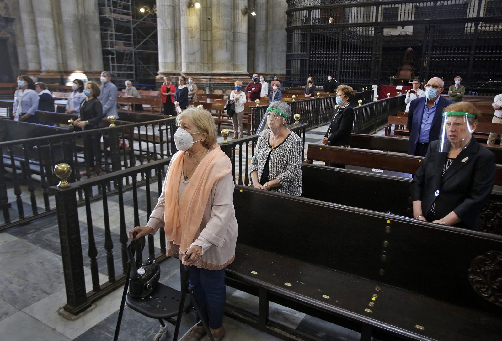 Primera misa en la Catedral de Cádiz, oficiada por el Obispo.